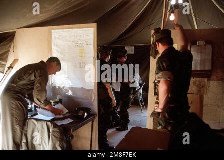 Le personnel militaire américain coordonne les activités de la journée dans son camp de base, situé près d'un camp de réfugiés kurdes à Silopi. Le personnel militaire se trouve dans la région dans le cadre de l'opération fournir le confort, un effort allié pour aider les réfugiés qui ont fui les forces de Saddam Hussein dans le nord de l'Iraq. Sujet opération/série: FOURNIR LE CONFORT base: Silopi pays: Turquie(TUR) Banque D'Images