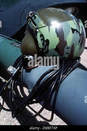 Vue rapprochée d'un casque et d'un casque radio sur la sonde de ravitaillement d'un hélicoptère HH-3E Jolly Green Giant du 71st Air Rescue Squadron (71st ARS). Des hélicoptères de 71st ARS sont en cours de déménagement en vue de la mise hors service de l'escadron sur 1 juin 1991. Le 210th Escadron de sauvetage aérien de la Garde nationale aérienne prendra en charge les 71st missions de sauvetage de l'ARS en Alaska. Pays : inconnu Banque D'Images