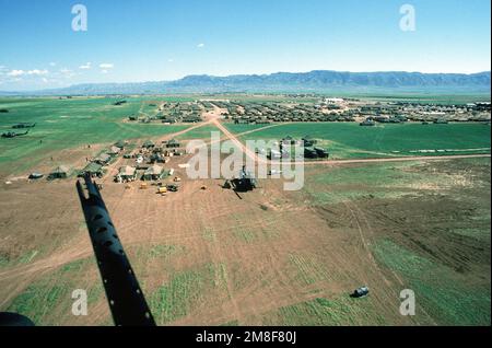 Une mitrailleuse de calibre .50 pointe de la porte d'un hélicoptère CH-53E Super Stallion tandis que l'hélicoptère se soulève de l'aérodrome en route vers un camp de réfugiés kurdes dans le nord de l'Irak avec livraison de fournitures. Le matériel sera livré aux réfugiés kurdes dans le cadre de l'opération fournir confort, un effort allié pour aider les réfugiés qui ont fui les forces de Saddam Hussein dans le nord de l'Irak. Sujet opération/série: FOURNIR LE CONFORT base: Silopi pays: Turquie (TUR) Banque D'Images