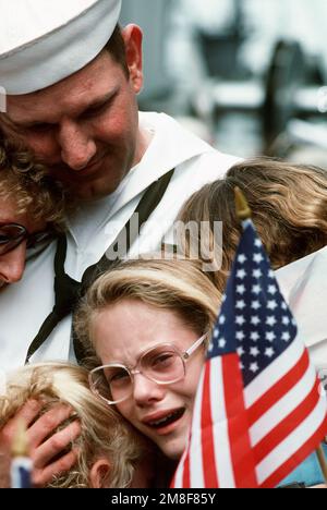 Un marin du lubrificateur USS KALAMAZOO (AOR-6) est réuni avec sa famille à son arrivée au port. Le lubrificateur est revenu à Norfolk après son déploiement dans la région du golfe Persique pendant l'opération tempête du désert. Objet opération/série: TEMPÊTE DU DÉSERT base: Naval Air Station, Norfolk État: Virginie (va) pays: États-Unis d'Amérique (USA) Banque D'Images