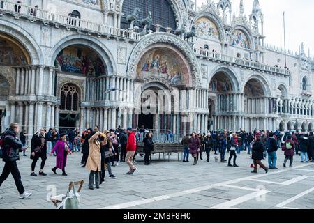 Les gens du coin et les touristes sont vus à St. Place Marco en face de la rue Basilique Marco. Après les années de pandémie, les touristes ont commencé à affluer de nouveau dans les rues de Venise, avec un nombre de touristes dépassant 10 millions en 2022. Banque D'Images