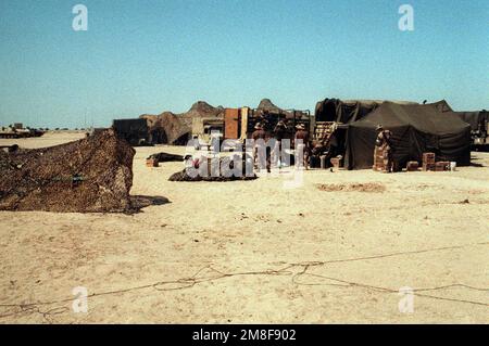 Les Marines du Bataillon du quartier général, 2nd Marine Division, se préparent à démolir leur camp de base près de la ville de Koweït et à se déplacer à Jubail, en Arabie Saoudite, à la suite de l'opération tempête du désert. Objet opération/série : TEMPÊTE DANS LE DÉSERT pays : Koweït (KWT) Banque D'Images