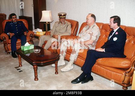 GÉN. Norman Schwarzkopf, commandant en chef, États-Unis Central Command, rencontre, de gauche à gauche : LT. COLONNE Hamad Ali Al Hinzab, Brig. GÉN. Muhammed Bin Abdullah Al-Attiyah et Mark G. Hambley, ambassadeur des États-Unis au Qatar. Schwarzkopf se rend au Qatar et dans d'autres pays de la coalition qui ont aidé à évincer les forces irakiennes du Koweït pendant l'opération tempête du désert. Objet opération/série : TEMPÊTE DANS LE DÉSERT pays : Qatar(QAT) Banque D'Images