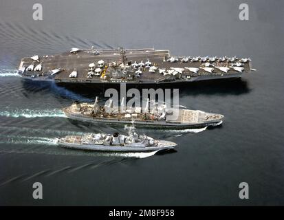 Vue aérienne du lubrificateur USNS PASSUMPPIC (T-AO-107) qui effectue un réapprovisionnement en cours du porte-avions USS RANGER (CV-61) et du destroyer français Latouche-Treville (D-646) pendant l'opération tempête du désert. Sujet opération/série: TEMPÊTE DANS LE DÉSERT pays: Inconnu Banque D'Images