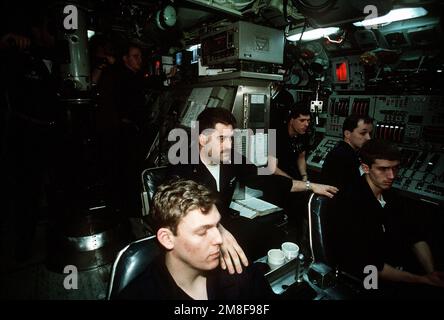 Les membres de l'équipage surveillent l'équipement dans la salle de contrôle à bord du sous-marin d'attaque nucléaire USS PARGO (SSN-650). Pays : inconnu Banque D'Images