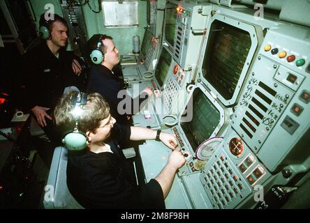 Les membres de l'équipage surveillent l'équipement dans la salle de contrôle à bord du sous-marin d'attaque nucléaire USS PARGO (SSN-650). Pays : inconnu Banque D'Images