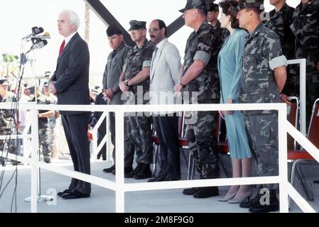 Le sénateur John McCain de l'Arizona prend la parole au cours d'une cérémonie d'accueil à la base de l'ambassadeur koweïtien Sheik Saud Nasir Al-Sabah. Derrière le sénateur se trouvent, de gauche à droite: COL D.P. DeLong, commandant de l'escadron 1 des armes et tactiques de l'aviation maritime (MAWTS-1); col C.B. Cheatham, commandant, MCAS, Yuma; BGÉN W.T. Adams, commandant des bases aériennes du corps des Marines, Ouest; Suzie White, épouse de LTC White, commandant de l'escadron d'attaque marine 311 (VMA-311); col J. Anderson, commandant du Groupe aérien marin 13 (MAG-13). Base : Marine corps Air Station, Yuma État : Arizona (AZ) pays : États-Unis d'Amérique (USA) Banque D'Images