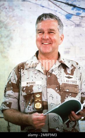 MAJ. GÉN. Burton Moore, directeur des opérations, États-Unis Le Commandement central, pose une photo au quartier général du Commandement central pendant l'opération tempête du désert. Objet opération/série : TEMPÊTE DU DÉSERT base : Riyad pays : Arabie saoudite(SAU) Banque D'Images