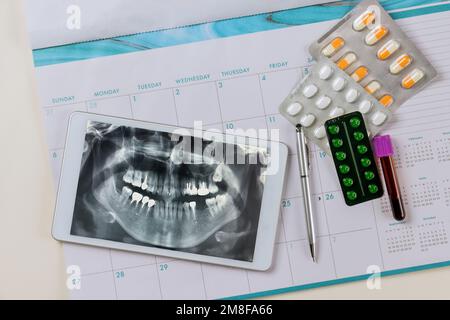 La radiographie dentaire panoramique est prise afin que le médecin prescrive un traitement efficace pour le patient en examinant les résultats sur comprimé numérique. Banque D'Images