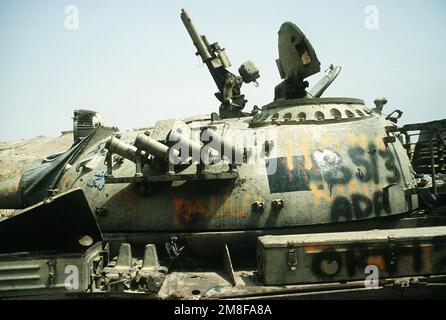 Vue rapprochée de la tourelle recouverte de graffitis d'un char de combat principal T-55 iraquien détruit pendant l'opération tempête du désert. Objet opération/série : TEMPÊTE DANS LE DÉSERT pays : Irak (IRQ) Banque D'Images