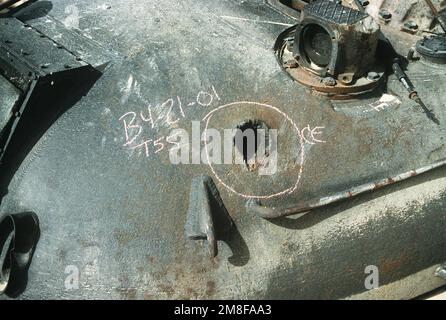Vue rapprochée de la tourelle d'un char de combat principal iraquien T-55 détruit pendant l'opération tempête du désert. Objet opération/série : TEMPÊTE DANS LE DÉSERT pays : Irak (IRQ) Banque D'Images