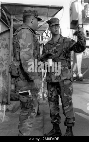 Un capitaine de l'unité expéditionnaire maritime de 24th (24th MEU) s'entretient avec l'un de ses hommes en attendant le transport vers la base de soutien des services humanitaires établie à Silopi, en Turquie. Les Marines de l'UMM de 24th participent à l'opération fournir confort, l'effort multinational pour venir en aide aux réfugiés kurdes qui fuient les forces gouvernementales irakiennes. Sujet opération/série: FOURNIR LE CONFORT base: Inskenderun pays: Turquie (TUR) Banque D'Images