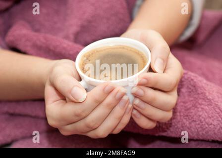 Une tasse de café chaud pour réchauffer les mains Banque D'Images