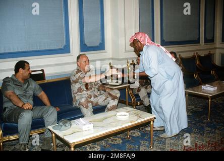 GÉN. Norman Schwarzkopf, commandant en chef des États-Unis Central Command, accepte une tasse de thé lorsqu'il visite LT. GÉN. Khalid Bin Sultan Bin Abdul Aziz, commandant des forces arabes. Schwarzkopf visite les forces de la coalition stationnées à la base aérienne de Riyad à la suite de l'opération tempête du désert. Objet opération/série : TEMPÊTE DANS LE DÉSERT pays : Arabie saoudite (SAU) Banque D'Images