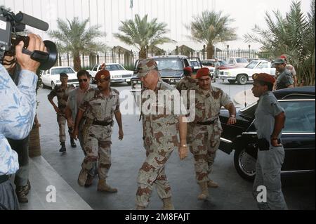 GÉN. Norman Schwarzkopf, commandant en chef, États-Unis Le Commandement central, arrive pour une visite avec les forces de la coalition stationnées à la base aérienne de Riyad à la suite de l'opération tempête du désert. Objet opération/série : TEMPÊTE DANS LE DÉSERT pays : Arabie saoudite (SAU) Banque D'Images