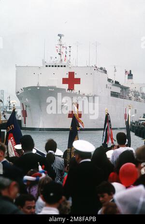 La famille et les amis des membres de l'équipage à bord du navire-hôpital USNS MERCY (T-AH-19) attendent sur le quai alors que le navire accoste dans le port après être revenu du déploiement dans la région du golfe Persique pendant l'opération tempête du désert. Objet opération/série: DESERT STORM base: Centre d'approvisionnement naval, Oakland État: Californie (CA) pays: États-Unis d'Amérique (USA) Banque D'Images