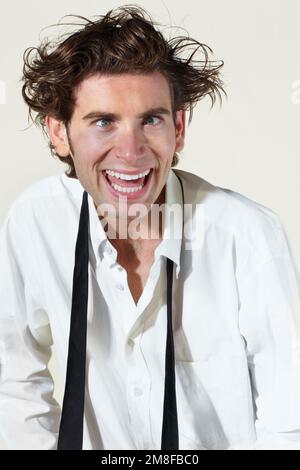 Non articulé. Portrait d'un jeune homme en forme de vaisselle qui vous regarde de manière manique. Banque D'Images