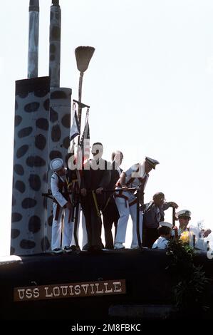 Deux invités civils, un pilote du port et plusieurs membres de l'équipage se tiennent au-dessus de la voile du sous-marin d'attaque nucléaire USS LOUISVILLE (SSN-724) à l'approche de la jetée. Le LOUISVILLE retourne à San Diego après son déploiement dans la région du golfe Persique pour l'opération Desert Shield et l'opération Desert Storm. Pendant l'opération tempête du désert, le LOUISVILLE est devenu le premier sous-marin à lancer un missile d'attaque terrestre Tomahawk en situation de guerre. Objet opération/série: BOUCLIER DU DÉSERT TEMPÊTE DU DÉSERT base: Base sous-marine navale, San Diego État: Californie (CA) pays: États-Unis de Banque D'Images