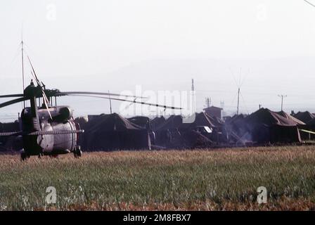 Un hélicoptère UH-60A Black Hawk (Blackhawk) se trouve dans un champ à côté de l'enceinte militaire alliée dans un camp de réfugiés. Des troupes des États-Unis et d'autres pays de la coalition sont à Silopi dans le cadre de l'opération fournir confort, un effort multinational pour aider les réfugiés kurdes dans le nord de l'Irak et le sud de la Turquie. Sujet opération/série: FOURNIR LE CONFORT base: Silopi pays: Turquie(TUR) Banque D'Images