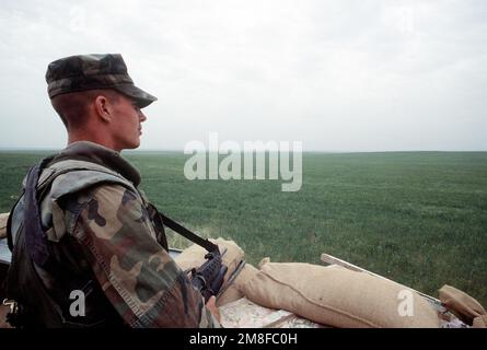 LCPL Ed Misker of Co H, 2nd BN., 8th Marine Regiment montre dans un champ de blé près d'un centre d'entraînement iraquien déserté près de Dahuk. Misker, armé d'un fusil M-16 équipé d'un lanceur de grenade M-209, fait partie de la présence militaire américaine dans la région pendant l'opération fournir confort, un effort allié pour aider les réfugiés kurdes qui ont fui les forces de Saddam Hussein dans le nord de l'Irak. Objet opération/série : FOURNIR LE CONFORT pays : Irak (IRQ) Banque D'Images