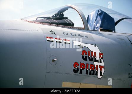 Une vue rapprochée de l'œuvre sur le côté d'un avion d'escadre tactique F-15C Eagle de 33rd, exposé à la Maison ouverte des Services interarmées du ministère de la Défense en 1991. Les petits drapeaux peints à côté de l'illustration représentent les trois avions iraquiens abattus par le pilote de l'avion, col. Rick Parsons, pendant l'opération tempête du désert. Objet opération/série: DESERT STORM base: Andrews Air Force base État: Maryland (MD) pays: États-Unis d'Amérique (USA) Banque D'Images