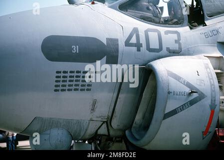 Vue rapprochée des marquages de mission sur le nez d'un Escadron d'attaque toutes saisons maritimes 533 (VMA(AW)-533) A-6E Intruder exposé à la Maison ouverte des Services interarmées du ministère de la Défense en 1991. Les missions ont été effectuées pendant l'opération tempête du désert. Objet opération/série: DESERT STORM base: Andrews Air Force base État: Maryland (MD) pays: États-Unis d'Amérique (USA) Banque D'Images