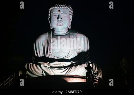 Statue de grand Bouddha blanc à Doi Phra Chan en début de matinée dans la province de Lampang, en Thaïlande. Banque D'Images