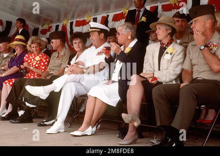 Des invités honorés regardent le défilé « un Diego salue les troupes », un événement qui a lieu pour honorer tous les anciens combattants, en particulier les unités qui ont participé à l'opération Desert Shield et à l'opération Desert Storm. Les officiers de la première rangée sont, de gauche à droite : MAJ. GÉN. John C. Grinalds, commandant général (CG), Marine corps Recruit Depot, San Diego, Californie; LT. GÉN. Walter E. Boomer, CG, 1st Marine Expeditionary Force; Vice ADM. Edwin R. Kohn, commandant, Naval Air Force, États-Unis Pacific Fleet; et MAJ. GÉN. James M. Myatt, CG, 1st, Division de la marine. Sujet opération/série: DESERT SHIELD DESERT STORM base: San Banque D'Images