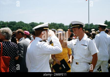 Un nouveau pavillon de la classe 1991 de l'Académie navale rend hommage à un sage-navire lorsqu'il se réunit à la fin de la cérémonie de remise des diplômes et de mise en service de l'académie. Près de 20 000 invités ont assisté à la cérémonie au stade Marine-Marine corps, au cours de laquelle 937 midshipmen ont été diplômés. Base: US Naval Academy, Annapolis State: Maryland(MD) pays: Etats-Unis d'Amérique (USA) Banque D'Images