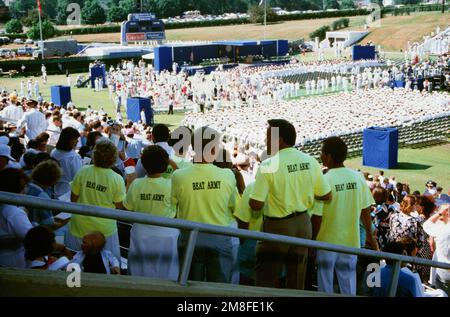 Les invités se tiennent pour observer les membres de la classe de 1991 de l'Académie navale dans le stade Marine-Marine corps avant le début de la cérémonie de remise des diplômes et de mise en service de l'académie. Près de 20 000 invités ont assisté à la cérémonie, au cours de laquelle 937 midshipmen ont été commandés. Base: US Naval Academy, Annapolis State: Maryland(MD) pays: Etats-Unis d'Amérique (USA) Banque D'Images