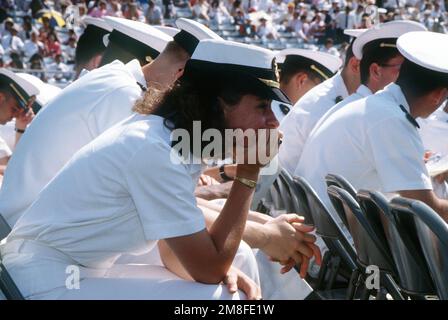 Un membre de la classe de 1994 de l'Académie navale siège avec les autres membres de la Brigade des sages-femmes, les membres de la classe de 1991 recevant leurs diplômes lors de la remise des diplômes de l'académie et de la cérémonie de remise des diplômes de l'académie. Près de 20 000 invités ont assisté à la cérémonie au stade Marine-Marine corps, au cours de laquelle 937 midshipmen ont été diplômés. Base: US Naval Academy, Annapolis State: Maryland(MD) pays: Etats-Unis d'Amérique (USA) Banque D'Images