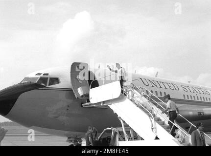 GÉN. Colin Powell, président des chefs d'ÉTAT-MAJOR interarmées, fait ses adieux alors qu'il se prépare à monter à bord d'un avion VC-137 Stratoliner après sa visite à la base. Base: Griffiss Air Force base État: New York(NY) pays: Etats-Unis d'Amérique (USA) Banque D'Images