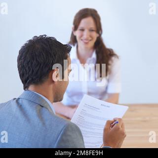 C'est bien. Un homme d'affaires qui répond aux critères d'un CV appartient à un candidat qu'il interroge pour un poste. Banque D'Images
