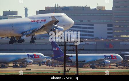 Détails de l'aéroport LAX à Los Angeles, Californie, États-Unis. Photo : un Boeing 747 de Kalitta Air quitte LAX, avec un avion cargo FedEx sur le tarmac ci-dessous. Banque D'Images