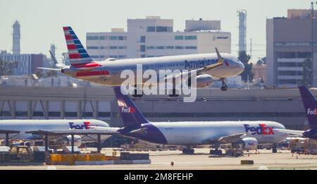 Détails de l'aéroport LAX à Los Angeles, Californie, États-Unis. Photo : un avion d'American Airlines au départ de LAX. Banque D'Images