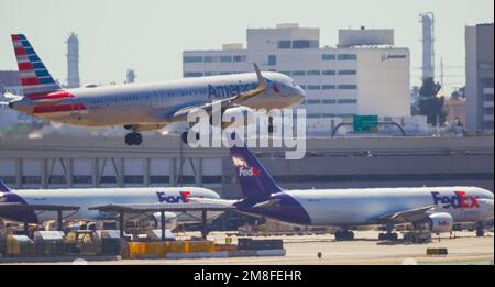 Détails de l'aéroport LAX à Los Angeles, Californie, États-Unis. Photo : un avion d'American Airlines au départ de LAX. Banque D'Images
