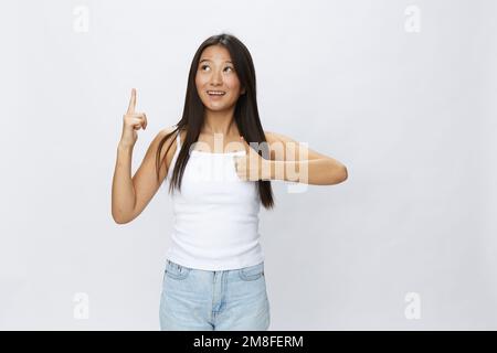 Femme asiatique problèmes de peau faciale, acné et inflammation, éruptions et allergies rouges, varicelle de poulet, tristesse d'éruptions cutanées. Concept de soin du visage pour Banque D'Images