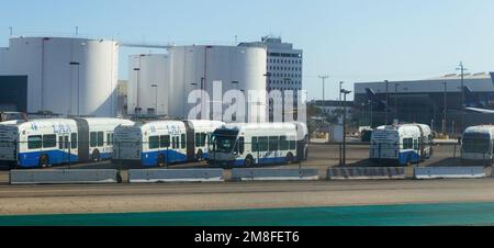 Détails de l'aéroport LAX à Los Angeles, Californie, États-Unis. Photo : BUS de transfert DE passagers LAX. Banque D'Images