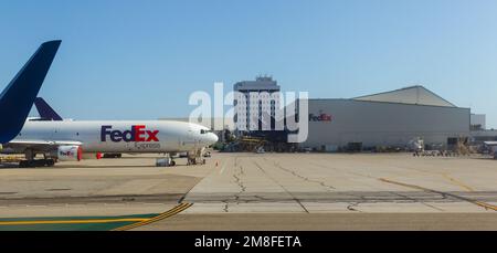 Détails de l'aéroport LAX à Los Angeles, Californie, États-Unis. Photo : dépôt FedEx (Federal Express) à LAX. Banque D'Images