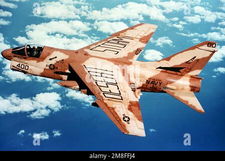 Un escadron d'attaque 72 (va-72) A-7E Corsair II du commandant, Carrier Air Wing, vole à la maison après un déploiement dans la région du golfe Persique pendant l'opération Desert Storm. L'aéronef de l'escadron, ainsi que les avions de l'escadron d'attaque 46 (va-46), seront mis hors service après leur retour aux États-Unis après vingt ans de service dans l'escadre aérienne Carrier 3. Ce Corsair présente un dessin de camouflage avec le nom de la guerre dans laquelle il a joué un rôle. Des corsaires de va-72 et va-46 étaient stationnés à bord du porte-avions USS JOHN F. KENNEDY (CV-67). Sous Banque D'Images