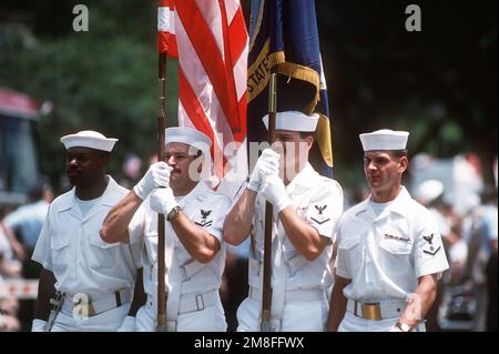 ÉTATS-UNIS Le personnel de la Marine qui marche dans le défilé de la célébration de la victoire nationale en hommage aux forces de la coalition de Desert Storm. Objet opération/série : TEMPÊTE DU DÉSERT base : État de Washington : District de Columbia (DC) pays : États-Unis d'Amérique (USA) Banque D'Images