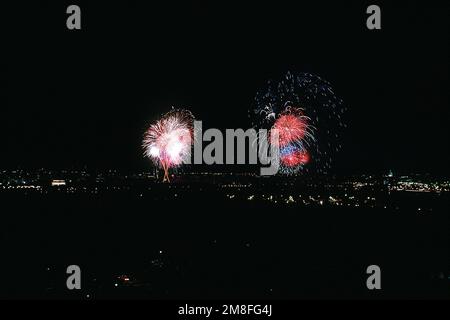 Les feux d'artifice explosent entre le Lincoln Memorial, à gauche, le Washington Monument, au centre, et les États-Unis Capitole, à droite, à la fin de la célébration de la victoire nationale. La célébration d'une journée a eu lieu en l'honneur des forces de la coalition qui ont libéré le Koweït pendant l'opération tempête du désert. Objet opération/série: TEMPÊTE DU DÉSERT base: État de Washington: District de Columbia (DC) pays: États-Unis d'Amérique (USA) Banque D'Images