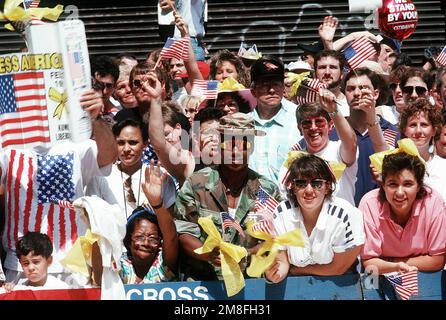 Les spectateurs qui se trouvent au bord de la parade se réjouissent de voir le défilé de la victoire de la ville pour les anciens combattants de retour de l'opération Desert Shield et de l'opération Desert Storm. Objet opération/série: BOUCLIER DU DÉSERT TEMPÊTE DU DÉSERT base: New York État: New York(NY) pays: États-Unis d'Amérique (USA) Banque D'Images