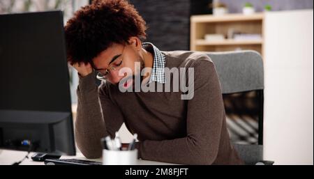 Homme d'affaires afro-américain applaudissant et applaudissant Banque D'Images