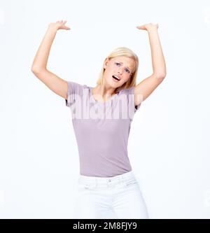 Portrait, mains et geste lourd en studio pour l'anxiété, la pression et les problèmes sur fond blanc. Visage, fille et signe de stress ou d'écrasement sur la charge, la peur Banque D'Images