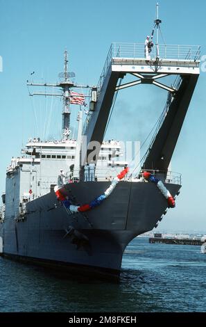 Avec des guirlandes accrochées autour de son arc, le navire-citerne USS BARBOUR COUNTY (LST-1195) arrive à la station navale. Le COMTÉ DE BARBOUR retourne à San Diego après son déploiement dans la région du golfe Persique pour l'opération Desert Shield et l'opération Desert Storm. Le COMTÉ DE BARBOUR a également participé à l'opération Sea Angel, qui a fourni une aide aux victimes du cyclone au Bangladesh. Objet opération/série: DESERT STORMDESERT SHIELD base: Naval Air Station, San Diego État: Californie (CA) pays: États-Unis d'Amérique (USA) Banque D'Images