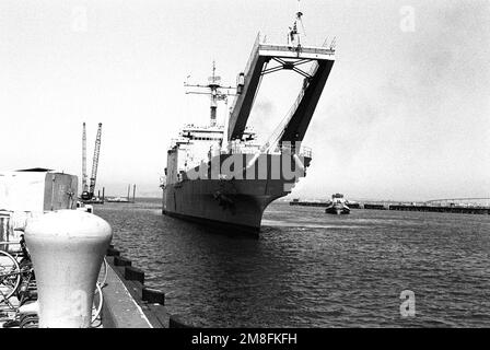 Avec des guirlandes accrochées autour de son arc, le navire-citerne USS BARBOUR COUNTY (LST-1195) vient le long de la jetée. Le COMTÉ DE BARBOUR est revenu à San Diego après son déploiement dans la région du golfe Persique pour l'opération Desert Shield et l'opération Desert Storm. Objet opération/série: BOUCLIER DU DÉSERT TEMPÊTE DU DÉSERT base: Naval Air Station, San Diego État: Californie(CA) pays: États-Unis d'Amérique (USA) Banque D'Images