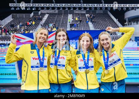 MELBOURNE, AUSTRALIE - DÉCEMBRE 13 : médaillés d'or Emma McKeon, Meg Harris, Mollie O'Callaghan et Madison Wilson d'Australie après avoir remporté le Wome Banque D'Images