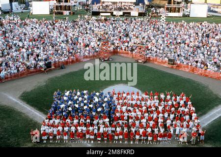 Les écoliers forment un « drapeau humain » sur le terrain au stade Rosenblatt pendant les festivités qui ont rendu hommage au personnel militaire américain qui a été déployé dans la région du golfe Persique pendant les opérations Desert Shield/Desert Storm. Sujet opération/série: DESERT STORMDESERT SHIELD base: Omaha State: Nebraska(ne) pays: United States of America(USA) Banque D'Images