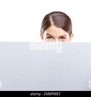 Femme, marketing avec maquette et poster en studio, placement de produit avec panneau noir isolé sur fond blanc. Publicité portrait, tableau et Banque D'Images